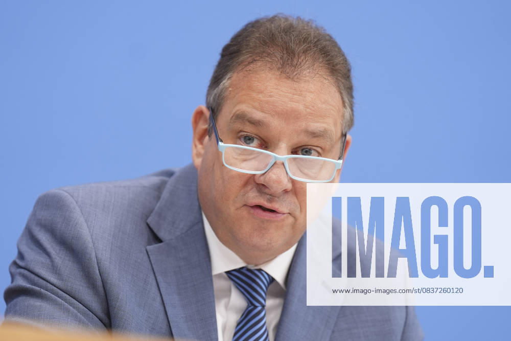 Bundespressekonferenz, Jahresbericht 2024 des Petitionsausschusses Andreas Mattfeldt (Sprecher der CDU-CSU-Fraktion) im Portrait bei seinen Ausfuerungen zum Jahresberichts 2024 des Petitionsausschusses in der Bundespressekonferenz, Berlin, 15.10.2025 Berlin Berlin Deutschland
