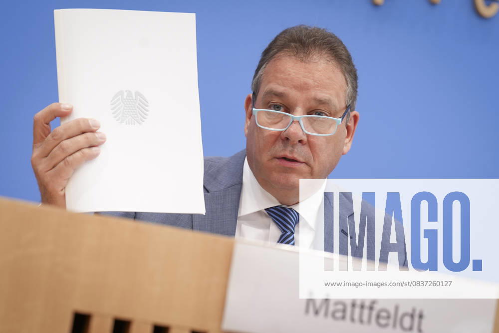 Bundespressekonferenz, Jahresbericht 2024 des Petitionsausschusses Andreas Mattfeldt (Sprecher der CDU-CSU-Fraktion) haelt den Bericht in der Hand bei seinen Ausfuerungen zum Jahresberichts 2024 des Petitionsausschusses in der Bundespressekonferenz, Berlin, 15.10.2025 Berlin Berlin Deutschland