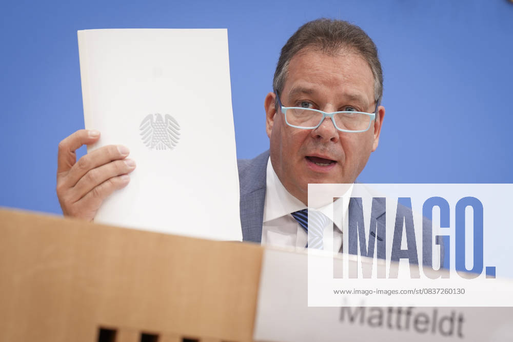 Bundespressekonferenz, Jahresbericht 2024 des Petitionsausschusses Andreas Mattfeldt (Sprecher der CDU-CSU-Fraktion) haelt den Bericht in der Hand bei seinen Ausfuerungen zum Jahresberichts 2024 des Petitionsausschusses in der Bundespressekonferenz, Berlin, 15.10.2025 Berlin Berlin Deutschland