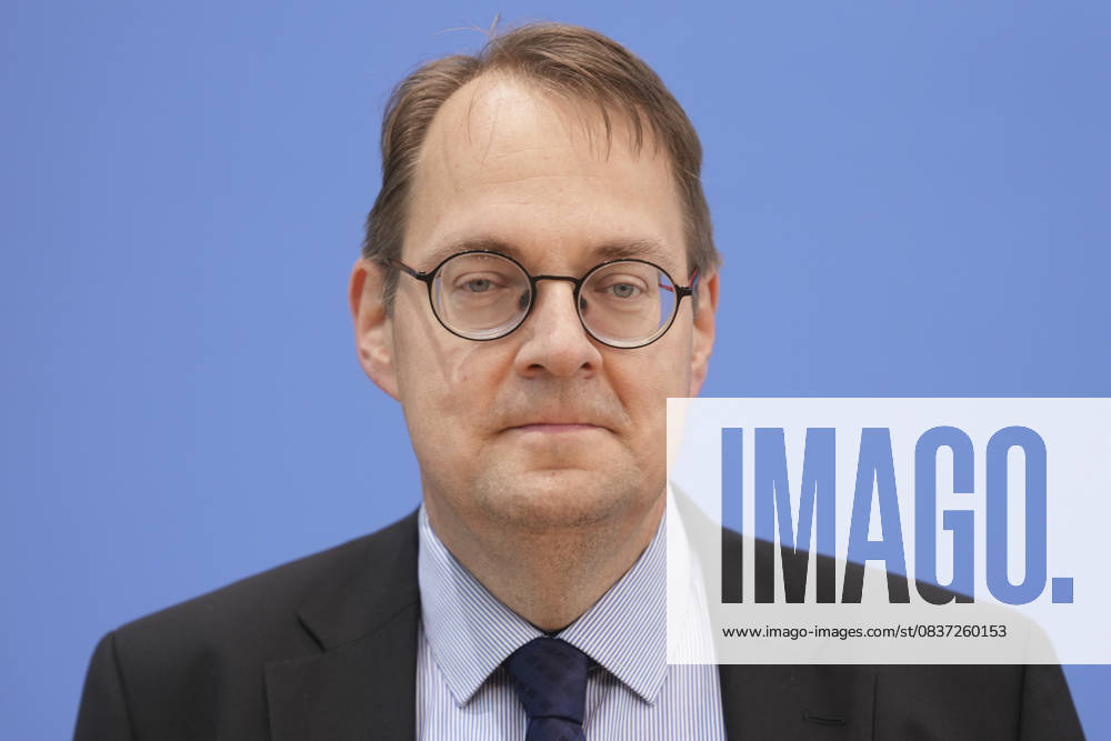 Bundespressekonferenz, Jahresbericht 2024 des Petitionsausschusses Soeren Pellmann (Obmann von DIE LINKE) im Portrait bei der Vorstellung des Jahresberichts 2024 des Petitionsausschusses in der Bundespressekonferenz, Berlin, 15.10.2025 Berlin Berlin Deutschland