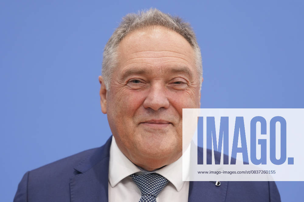 Bundespressekonferenz, Jahresbericht 2024 des Petitionsausschusses Manfred Schiller (Obmann der AfD) im Portrait bei der Vorstellung des Jahresberichts 2024 des Petitionsausschusses in der Bundespressekonferenz, Berlin, 15.10.2025 Berlin Berlin Deutschland