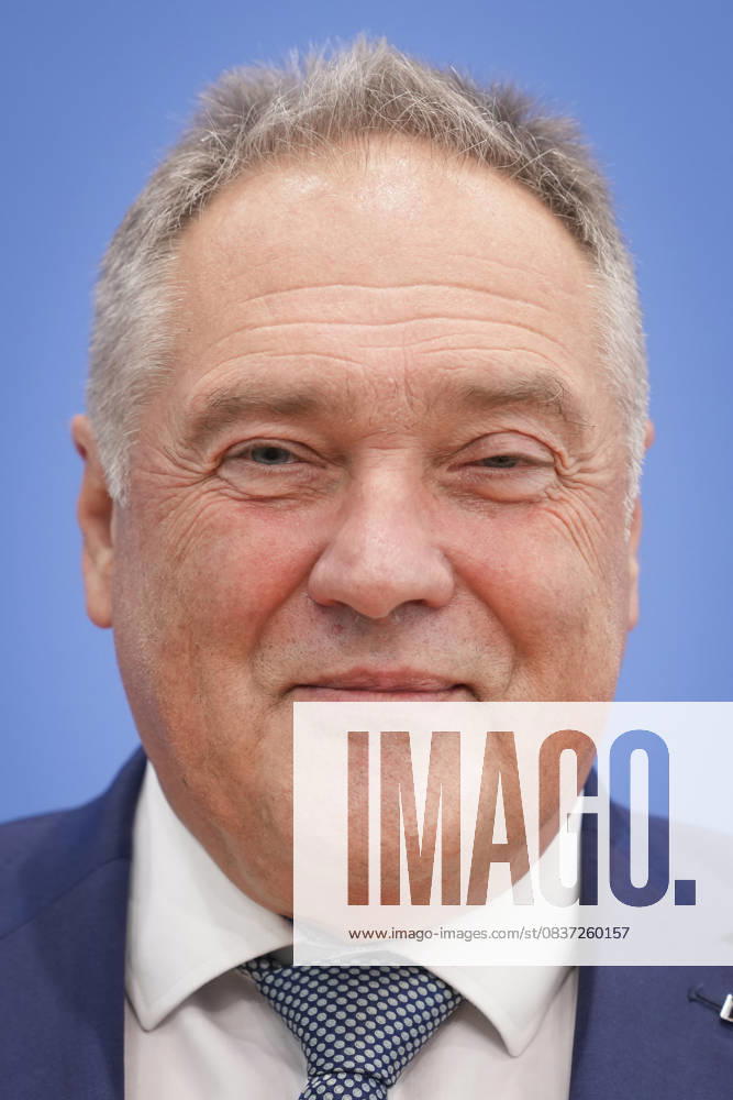 Bundespressekonferenz, Jahresbericht 2024 des Petitionsausschusses Manfred Schiller (Obmann der AfD) im Portrait bei der Vorstellung des Jahresberichts 2024 des Petitionsausschusses in der Bundespressekonferenz, Berlin, 15.10.2025 Berlin Berlin Deutschland