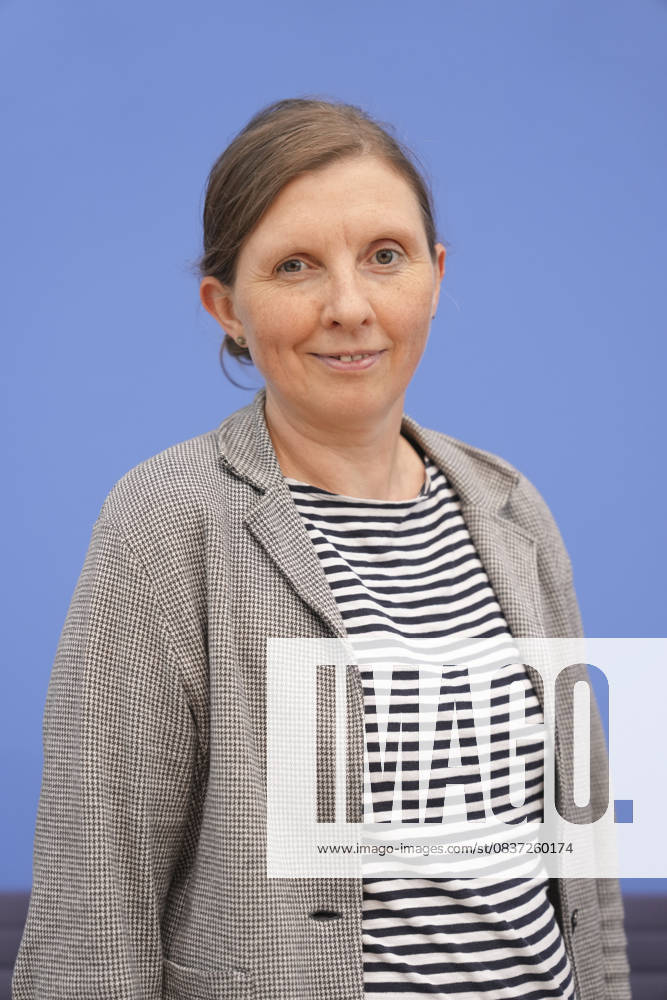 Bundespressekonferenz, Jahresbericht 2024 des Petitionsausschusses Corinna Rueffer (Obfrau von BUENDNIS 90-DIE GRUENEN) im Portrait bei der Vorstellung des Jahresberichts 2024 des Petitionsausschusses in der Bundespressekonferenz, Berlin, 15.10.2025 Berlin Berlin Deutschland