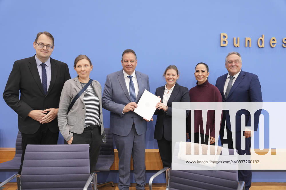 Bundespressekonferenz, Jahresbericht 2024 des Petitionsausschusses Gruppenbild (l-r) Soeren Pellmann (Obmann von DIE LINKE), Corinna Rueffer (Obfrau von BUENDNIS 90-DIE GRUENEN), Andreas Mattfeldt (Sprecher der CDU-CSU-Fraktion);Daniela Rump (Obfrau der SPD);Dr. Huelya Dueber und Manfred Schiller (Obmann der AfD) gemeinsam mit dem Jahresbericht in der Hand bei der Vorstellung Jahresberichts 2024 des Petitionsausschusses in der Bundespressekonferenz, Berlin, 15.10.2025 Berlin Berlin Deutschland