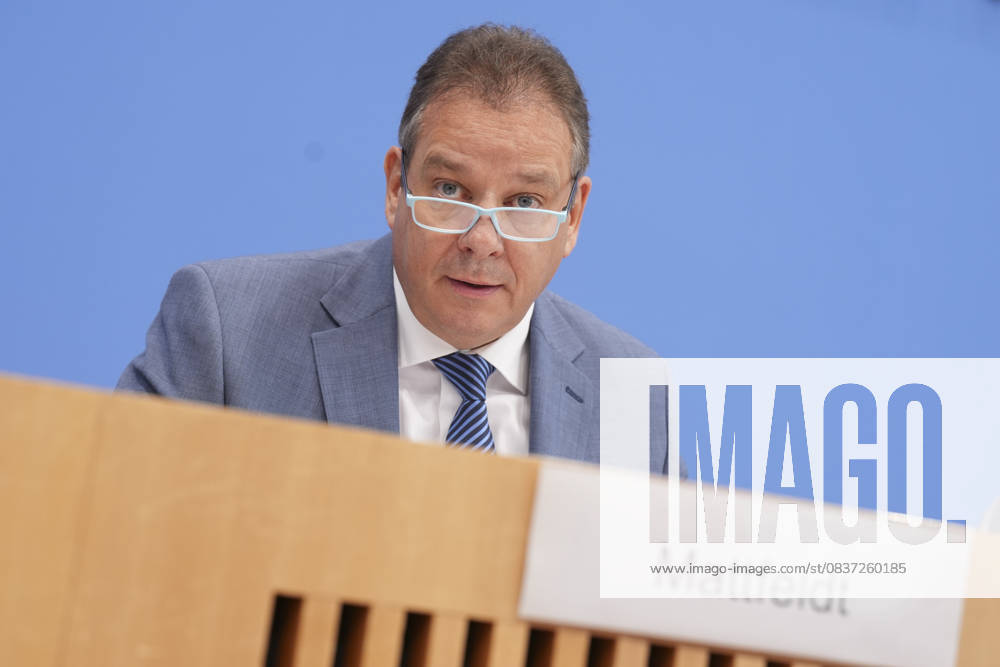 Bundespressekonferenz, Jahresbericht 2024 des Petitionsausschusses Andreas Mattfeldt (Sprecher der CDU-CSU-Fraktion) im Portrait bei seinen Ausfuerungen zum Jahresberichts 2024 des Petitionsausschusses in der Bundespressekonferenz, Berlin, 15.10.2025 Berlin Berlin Deutschland