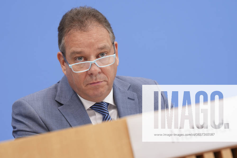 Bundespressekonferenz, Jahresbericht 2024 des Petitionsausschusses Andreas Mattfeldt (Sprecher der CDU-CSU-Fraktion) im Portrait bei seinen Ausfuerungen zum Jahresberichts 2024 des Petitionsausschusses in der Bundespressekonferenz, Berlin, 15.10.2025 Berlin Berlin Deutschland