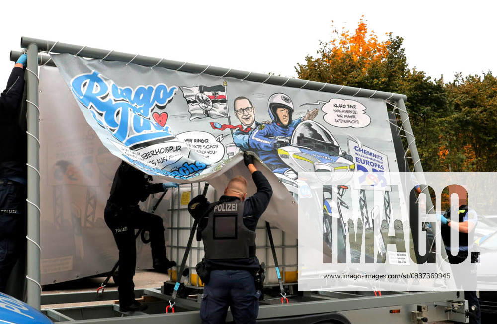 Protest- Aktion 16.10.2025, Chemnitz, Hartmannplatz, Protest- Aktion Am Donnerstag gab es in Chemnitz auf dem Hartmannplatz, vor dem Polizeipräsidium, offensichtlich eine Protest- Aktion der Künstlergruppe für Politische Schönheit gegen die Beschlagnahme des sogenannten Adenauer- SRP+ - Busses vor wenigen Tagen. Teil des Protestes war eine Plakataktion. Das Plakat wurde durch die Polizei sichergestellt und eine Spurensicherung vorgenommen. Die Aktion wird durch die Polizei als Straftat bewertet und behandelt. Chemnitz Sachsen BRD