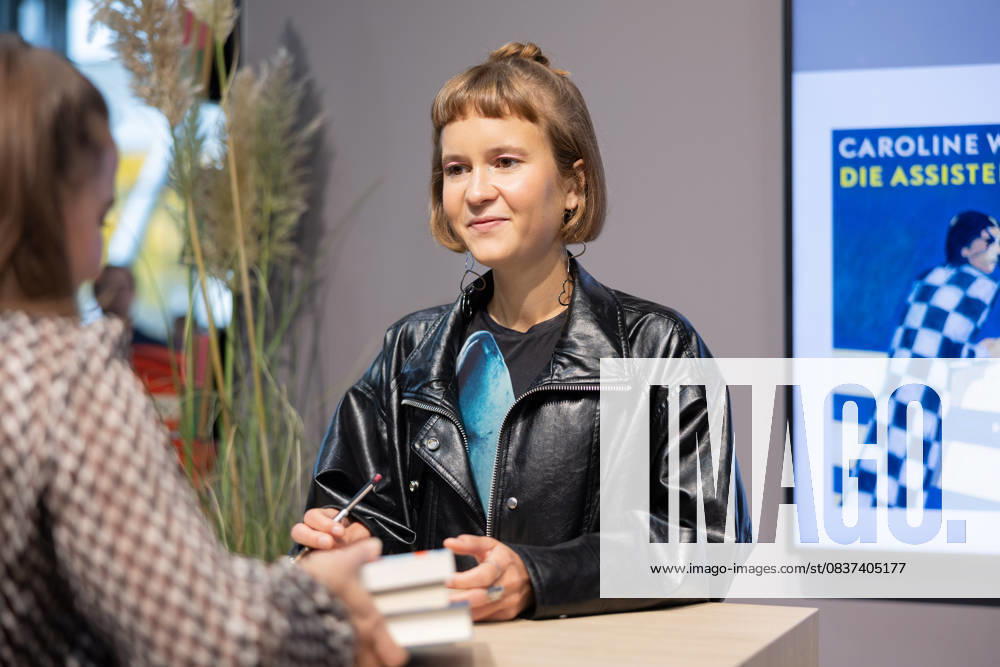 Buchmesse Frankfurt 2025 Caroline Wahl signiert am Stand der Thalia Bücher GmbH ihr neues Buch Die Assistentin , Buchmesse Frankfurt am 16. Oktober 2025., Frankfurt am Main Hessen Deutschland Messegelände