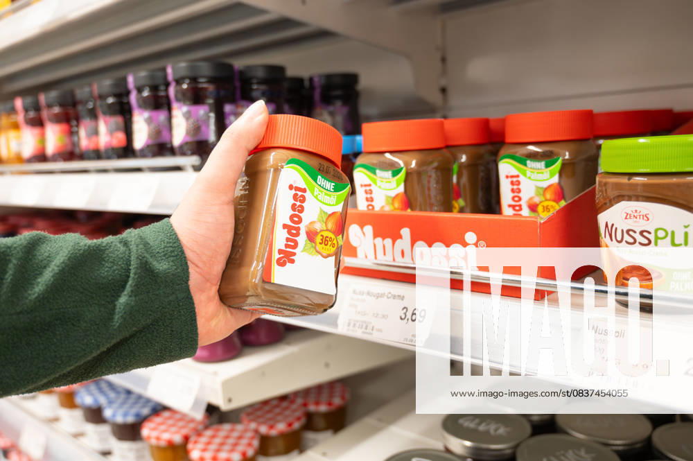 Kunde hält Nudossi Haselnussaufstrich in der Hand, Lebensmitteleinkauf, Preiserhöhung, hohe Lebenshaltungskosten und Inflation, Supermarkt in Trier, Deutschland, 26. August 2025 Customer holds Nudossi hazelnut spread in hand, food shopping, buying grocery, increase prices, high living costs and inflation, supermarket in Trier, Germany, august 26th 2025 (License=RM)