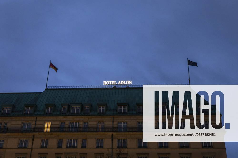 DEU Deutschland Deutschland Berlin Ein Zimmer scheint im Hotel Adlon am Pariser Platz beleuchtet zu sein DEU Germany Germany Berlin A room appears to be illuminated at the Hotel Adlon on Pariser Platz