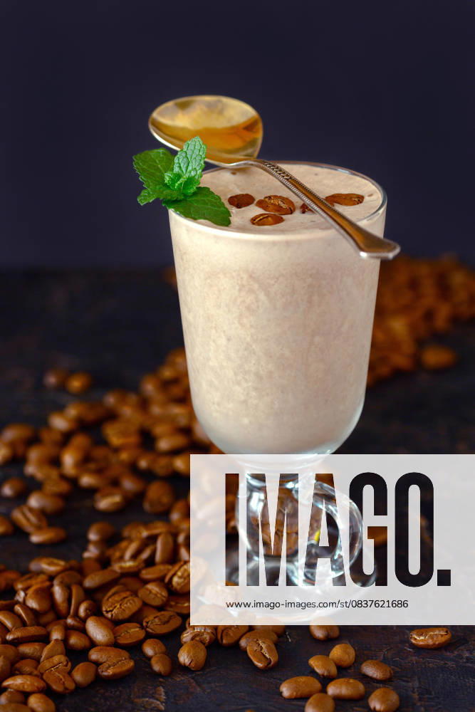IMAGO Creative, Food, Trend, Iced Coffee Kaffeegenuss-Smoothie im Glas. Tasty ?reamy coffee smoothie with mint and beans. (License=RF)