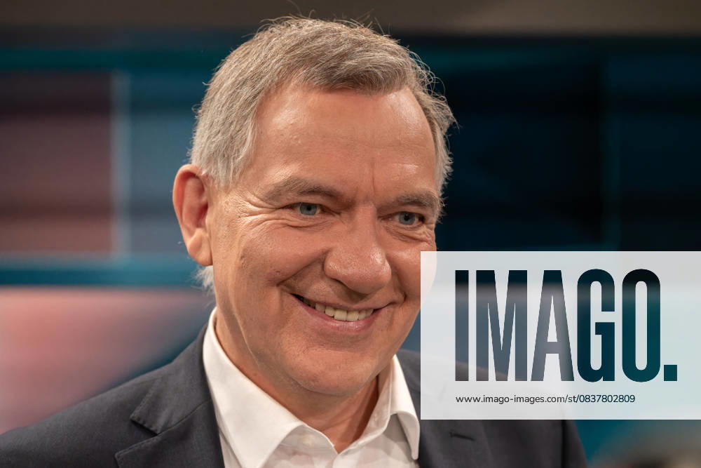 Hart aber fair aus Köln am 20. Oktober 2025. Im Bild Jan van Aken, Parteivorsitzender Die Linke. Die Preise für Lebensmittel und Dienstleistungen sind in den vergangenen Jahren massiv angestiegen. Im Verbund mit dem exorbitanten Anstieg der Mietpreise stellt das für die Gering- und Mittelverdienenden Menschen ein existentielles Problem dar. Was kann die Politik dagegen tun? Köln Nordrhein-Westfalen Deutschland