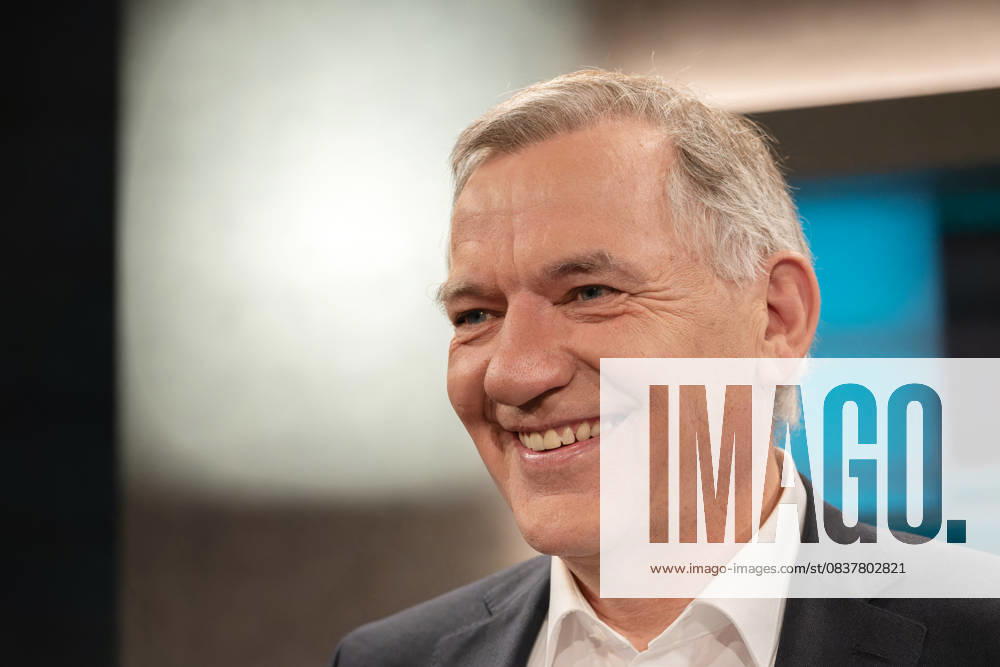 Hart aber fair aus Köln am 20. Oktober 2025. Im Bild Jan van Aken, Parteivorsitzender Die Linke. Die Preise für Lebensmittel und Dienstleistungen sind in den vergangenen Jahren massiv angestiegen. Im Verbund mit dem exorbitanten Anstieg der Mietpreise stellt das für die Gering- und Mittelverdienenden Menschen ein existentielles Problem dar. Was kann die Politik dagegen tun? Köln Nordrhein-Westfalen Deutschland