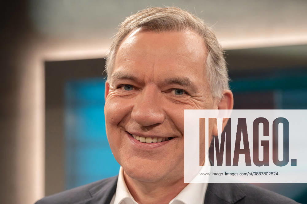 Hart aber fair aus Köln am 20. Oktober 2025. Im Bild Jan van Aken, Parteivorsitzender Die Linke. Die Preise für Lebensmittel und Dienstleistungen sind in den vergangenen Jahren massiv angestiegen. Im Verbund mit dem exorbitanten Anstieg der Mietpreise stellt das für die Gering- und Mittelverdienenden Menschen ein existentielles Problem dar. Was kann die Politik dagegen tun? Köln Nordrhein-Westfalen Deutschland