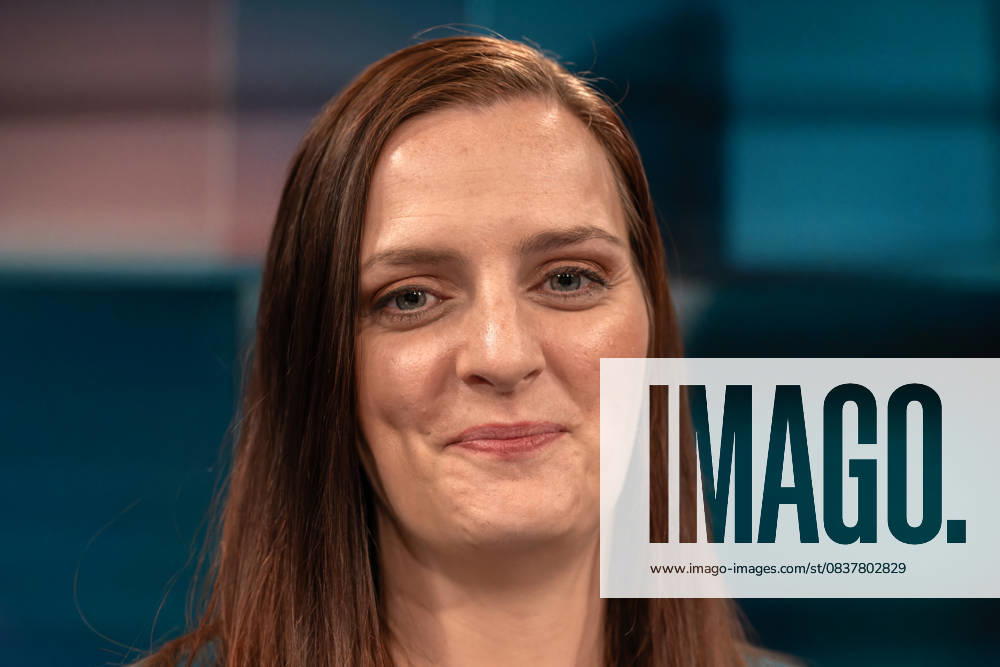 Hart aber fair aus Köln am 20. Oktober 2025. Im Bild Jennifer Kuschel, alleinerziehende Mutter. Sie demonstriert auf Social Media, wie sie günstig kocht. Die Preise für Lebensmittel und Dienstleistungen sind in den vergangenen Jahren massiv angestiegen. Im Verbund mit dem exorbitanten Anstieg der Mietpreise stellt das für die Gering- und Mittelverdienenden Menschen ein existentielles Problem dar. Was kann die Politik dagegen tun? Köln Nordrhein-Westfalen Deutschland