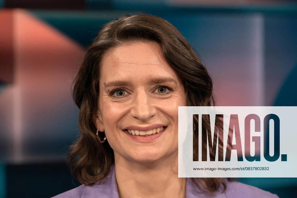 Hart aber fair aus Köln am 20. Oktober 2025. Im Bild Dr. Britta Schautz, Projektleiterin bei der Verbraucherzentrale Berlin. Die Preise für Lebensmittel und Dienstleistungen sind in den vergangenen Jahren massiv angestiegen. Im Verbund mit dem exorbitanten Anstieg der Mietpreise stellt das für die Gering- und Mittelverdienenden Menschen ein existentielles Problem dar. Was kann die Politik dagegen tun? Köln Nordrhein-Westfalen Deutschland