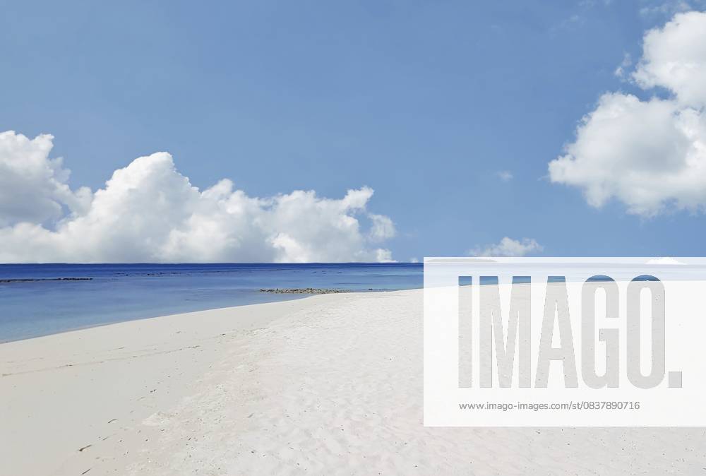 Weißer Sand und Türkises Wasser am Indischen Ozean Strand auf den Malediven White sand and turquoise waters on the Indian Ocean beach in the Maldives White sand and turquoise water on the Indian Ocean beach in the Maldives White sand and turquoise waters on the Indian Ocean beach in the Maldives
