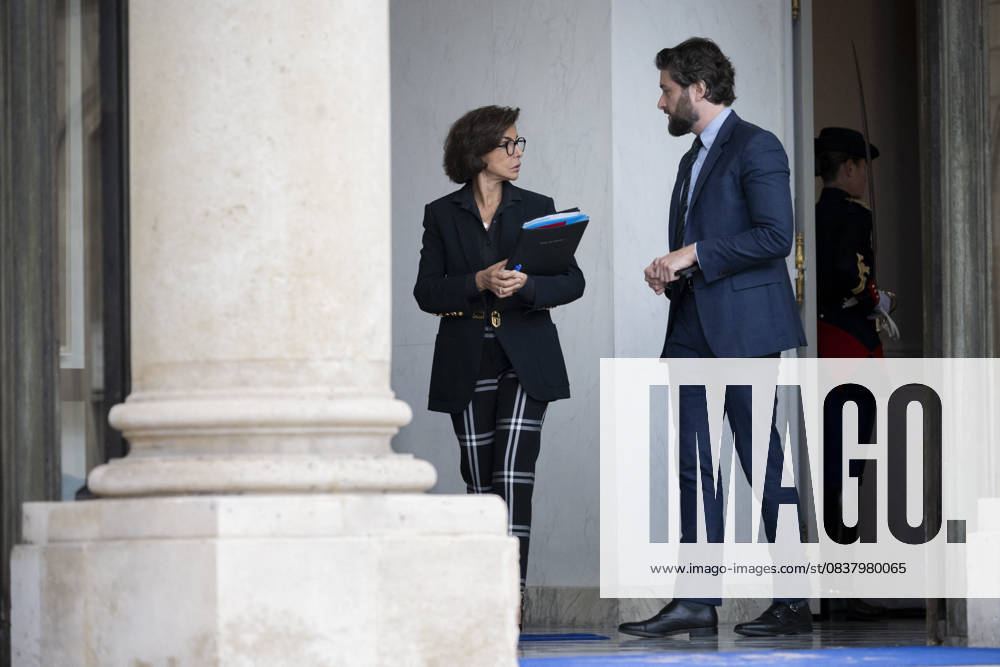 Weekly Cabinet Meeting - Paris French Culture Minister Rachida Dati speaks with French presidency s international communication advisor Jonas Bayard following the weekly cabinet meeting at the presidential Elysee Palace in Paris, on October 22, 2025. Photo by Eliot Blondet ABACAPRESS.COM Paris France France