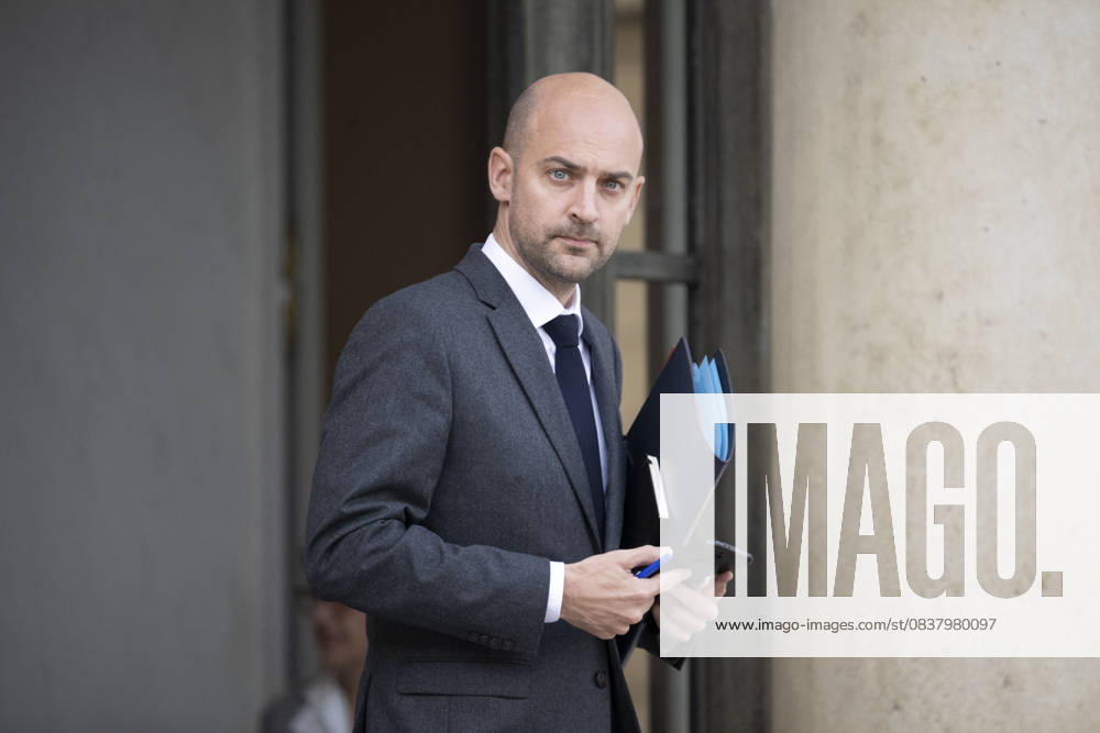 Weekly Cabinet Meeting - Paris French Foreign Affairs Minister Jean-Noel Barrot leaves following the weekly cabinet meeting at the presidential Elysee Palace in Paris, on October 22, 2025.Photo by Eliot Blondet ABACAPRESS.COM Paris France France