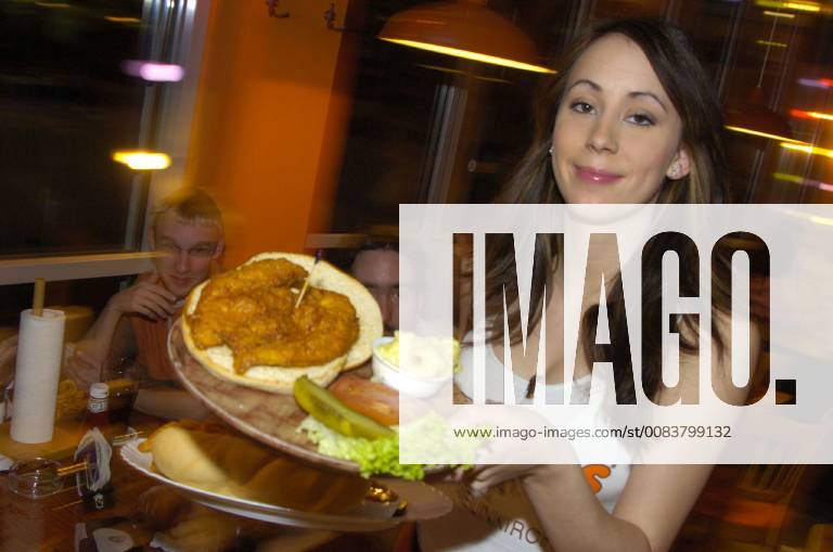 Deutschlands erstes Hooters-Restaurant eroeffnete am 18.11.2005 im Wasserturm Neunkirchen. In der Bar nach amerikanischem Vorbild bedienen junge atraktive Maedchen in knapper Kleidung, zur vollen Stunde tanzen sie außerdem auf den Stuehlen. Die Bar ist ein Renner, schon am Tag stehen Gaeste Schlange vor der Tuer. Die naechsten Hooters kommen nach Hamburg, Frankfurt und München. Zunächst wird es aber nur sechs dieser Lokale in Deutschland geben. Janie beim Bedienen.