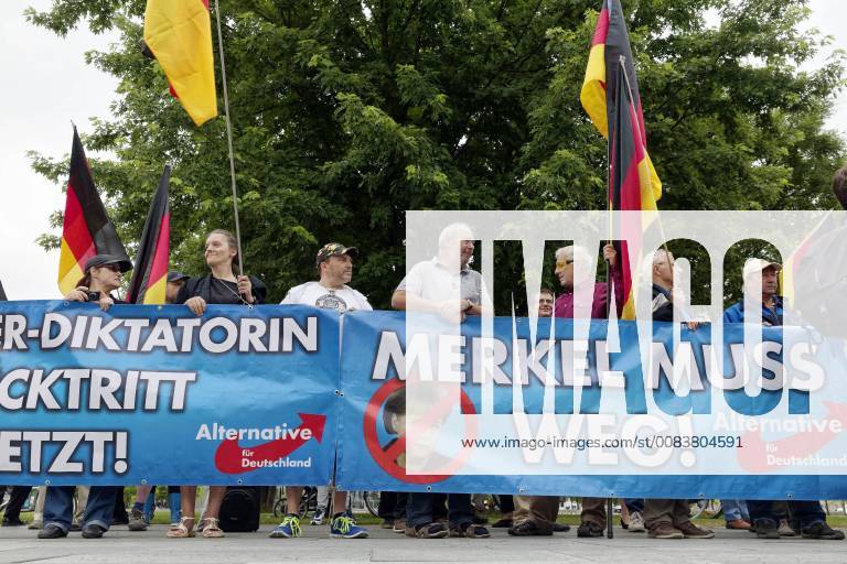 AfD-Demonstranten vor dem Kanzleramt 2018-06-13, Berlin, Deutschland - Am Abend nach dem Integrationsgipfel im Kanzleramt fordert eine Gruppe von AfD-Anhängern vor dem Kanzleramt den Rücktritt der Bundeskanzlerin, die sie als Kanzler-Diktatorin bezeichnen.