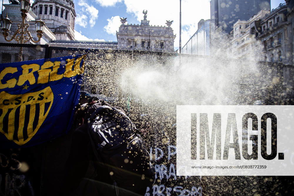 Police use pepper spray on a protester during a pensioners march Buenos Aires argentina - ZUMAr233 20251029_zip_r233_009
