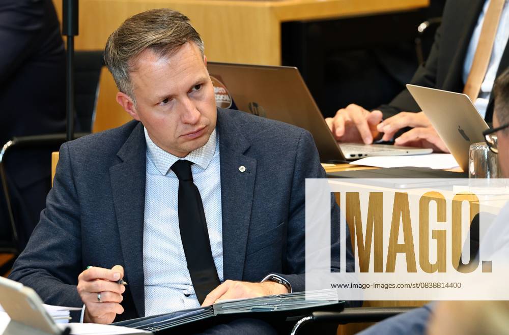 Sonderplenum Thueringer Landtag 29.10.2025, Erfurt, Thueringer Landtag, Plenarsaal, Sonderplenum, 26. Plenarsitzung Sonderplenum, Verhandlungsgegenstand sind Antraege der AfD - Rechtsstaat verteidigen, Linksextremismus in Thueringen bekaempfen, Linksterrorismus verhindern, Militante Antifa in Thueringen aufloesen im Bild: Andreas Buehl (CDU)
