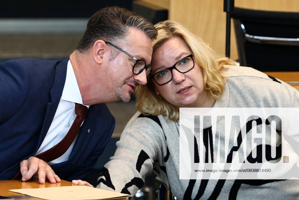 Sonderplenum Thueringer Landtag 29.10.2025, Erfurt, Thueringer Landtag, Plenarsaal, Sonderplenum, 26. Plenarsitzung Sonderplenum, Verhandlungsgegenstand sind Antraege der AfD - Rechtsstaat verteidigen, Linksextremismus in Thueringen bekaempfen, Linksterrorismus verhindern, Militante Antifa in Thueringen aufloesen im Bild: Minister fuer Bildung, Wissenschaft und Kultur Christian Tischner (CDU) und Katja Mitteldorf (Die LINKE)
