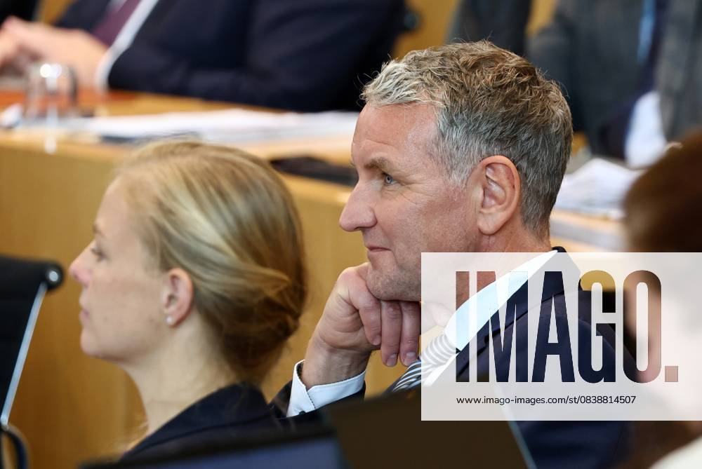 Sonderplenum Thueringer Landtag 29.10.2025, Erfurt, Thueringer Landtag, Plenarsaal, Sonderplenum, 26. Plenarsitzung Sonderplenum, Verhandlungsgegenstand sind Antraege der AfD - Rechtsstaat verteidigen, Linksextremismus in Thueringen bekaempfen, Linksterrorismus verhindern, Militante Antifa in Thueringen aufloesen im Bild: Fraktionsvorsitzender Bjoern Hoecke (AfD)