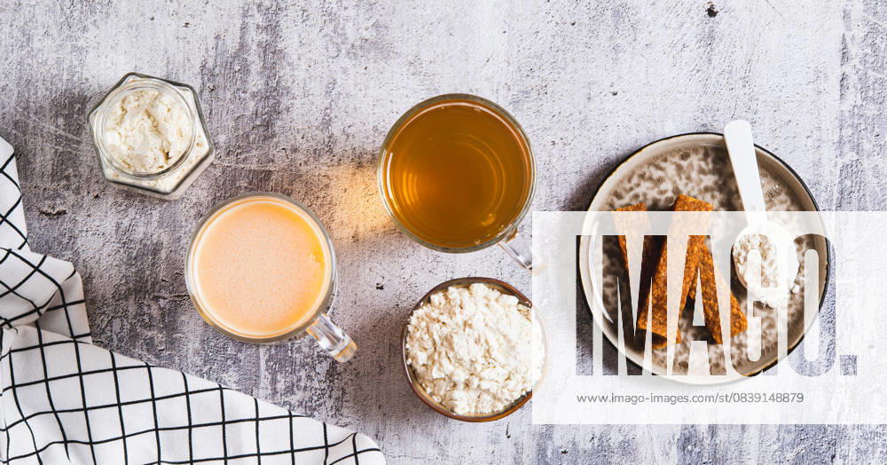 IMAGO Creative, Food, High Protein Frühstück Eiweißnahrung und grüner Tee für die Pflege des Hautmikrobioms - Webbanner in der Draufsicht Protein nutrition and green tea for skin microbiome care set top view web banner (License=RF)