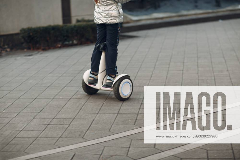 Frau fährt auf einem Hoverboard Woman rides on a hoverboard