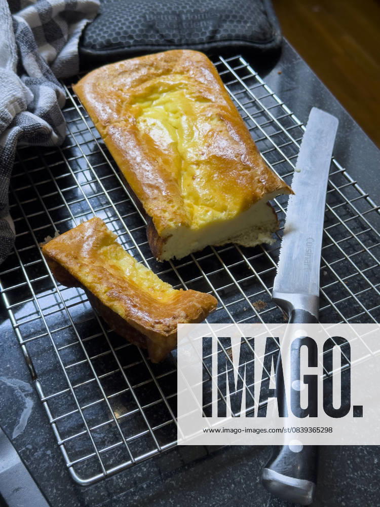 IMAGO Creative, Food, High Protein Frühstück Freshly baked cloud bread with Greek yogurt