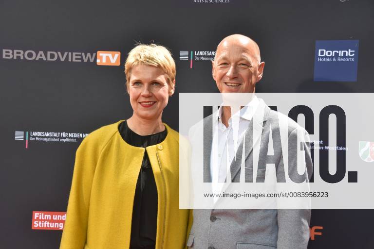 Schauspielerin und Komikerin Cordula Stratmann und Rainer Osnowski, Geschäftsführer des Literaturfestivals lit.COLOGNE kommt am 21.06.2018 in Köln zur Abendveranstaltung anlässich der Jurysitzung zum international Emmy Award 2018 - Semi-Final Round of Judging der International Emmy Awards.