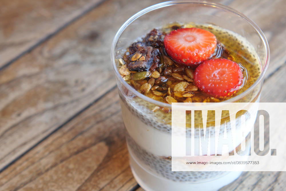 IMAGO Creative, Food, High Protein Frühstück Nutritious Chia Seed Pudding with Granola and Strawberries is a healthy breakfast or dessert Delicious chia seed pudding topped with granola and fresh strawberries, perfect for a healthy breakfast., 60106234.jpg RECORD DATE NOT STATED