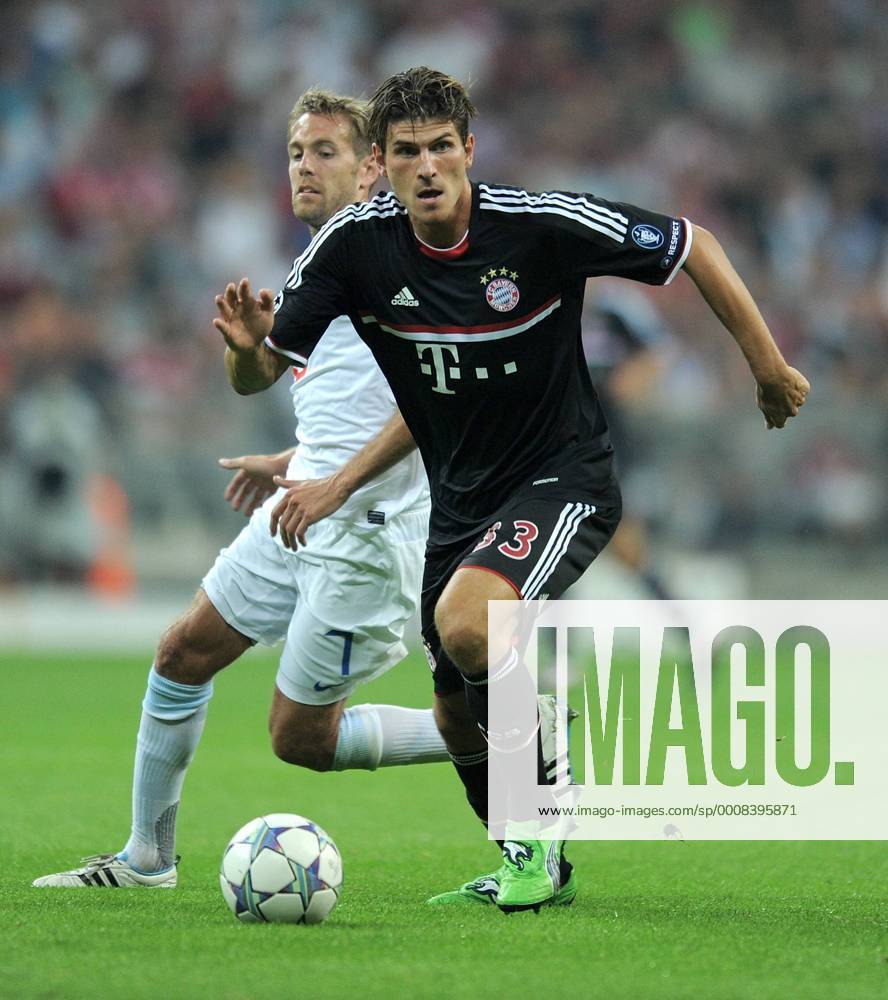 FUSSBALL CHAMPIONS LEAGUE SAISON 2011 2012 Qualifikation 17.08.2011 FC Bayern München - FC Zürich Silvan Aegerter (li, FC Zürich) gegen Mario Gomez (re, FC Bayern München)