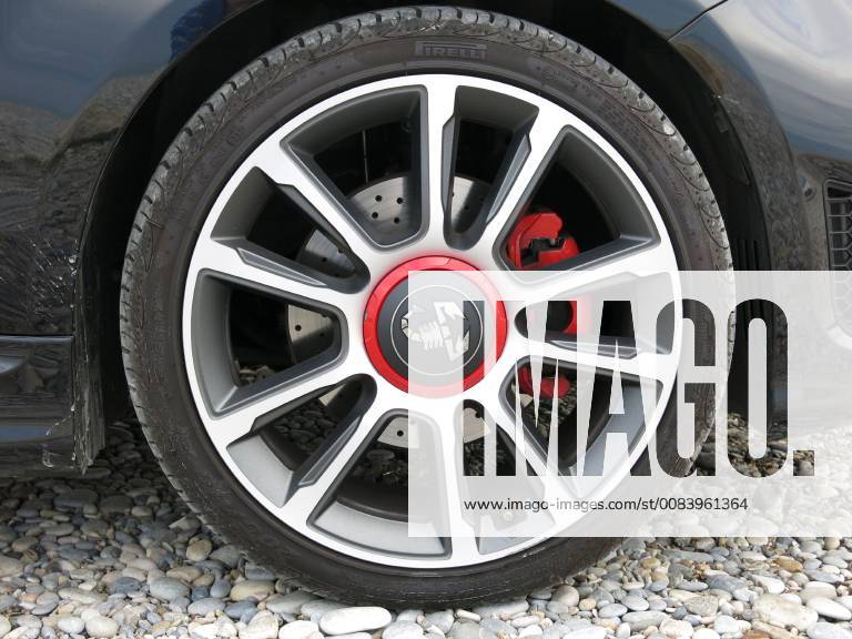 17 Zoll Leichtmetallfelgen (Alufelgen) im Granturismo 5-V-Speichen Design mit Pirelli Reifen (205 40 R17) und gelochte & innenbelüftete Scheibenbremsen (Bremssattel rot lackiert) am Abarth 595 C Turismo (auf Basis Fiat 500C 500 Cabrio, Farbe: Scorpione Schwarz Metallic, Modelljahr 2018, facelift, Kleinwagen, Auto)