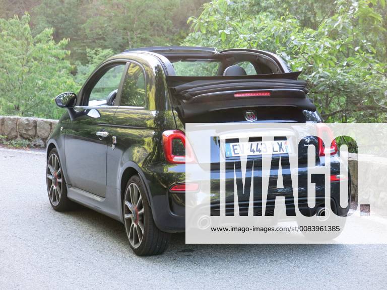 Abarth 595 C Turismo (auf Basis Fiat 500C 500 Cabrio, Farbe: Scorpione Schwarz Metallic, Modelljahr 2018, facelift, Kleinwagen) auf einer kleinen Strasse in den Bergen an der Côte d Azur, Col de Turini (Frankreich).