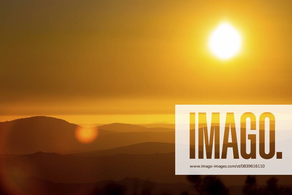 Dramatischer Blick auf den Sonnenuntergang auf die Berge in der Namaqualand Region in Südafrika Dramatic sunset view of mountains in the Namaqualand region of South Africa