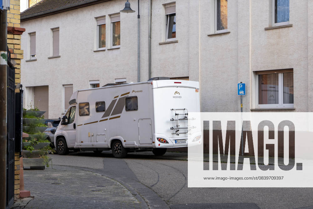 Wohnmobil parkt in der Wohnbebauung auf dem Gehweg. Dieser ist durch Kennzeichnung für Fahrzeuge unter 2,8 t erlaubt 06.11.25