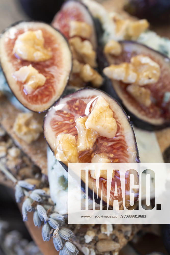 IMAGO Creative, Food, Tapas Toast with fig, blue cheese, honey, and walnuts A delightful toast topped with fresh fig slices, creamy blue cheese, drizzled honey, and crunchy walnuts, offering a perfect blend of sweet, savory, and nutty flavors. Model Released SylviePm_ID32027_1090214_003
