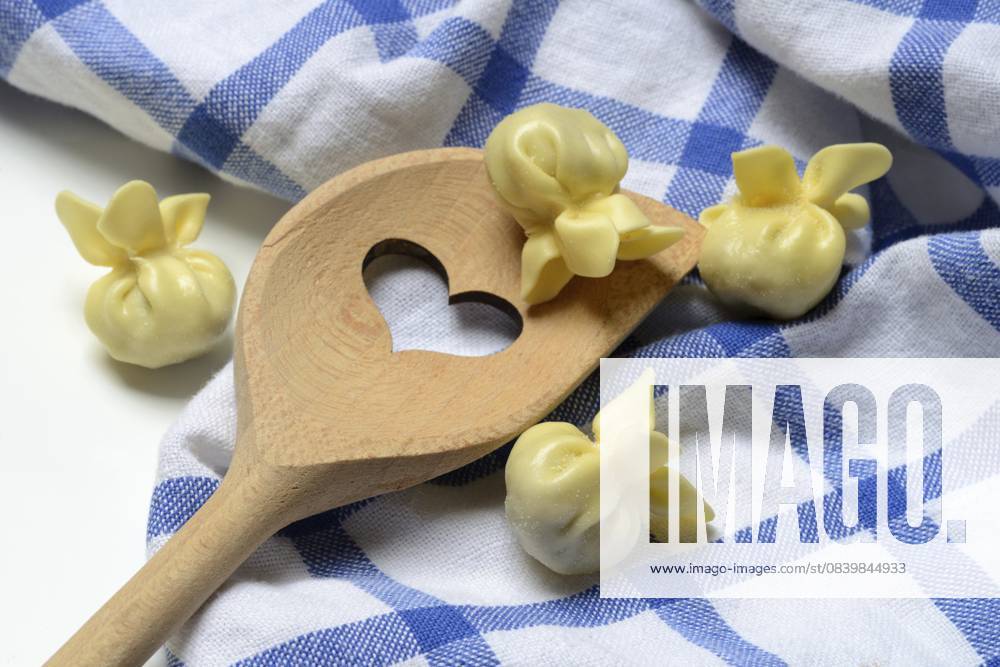 IMAGO Creative, Food, Dumplings Saccottini, italienische Pastasorte und Kochlöffel mit Herz, Teigware aus Italien Saccottini, type of Italian pasta and cooking spoon with heart, pasta from Italy