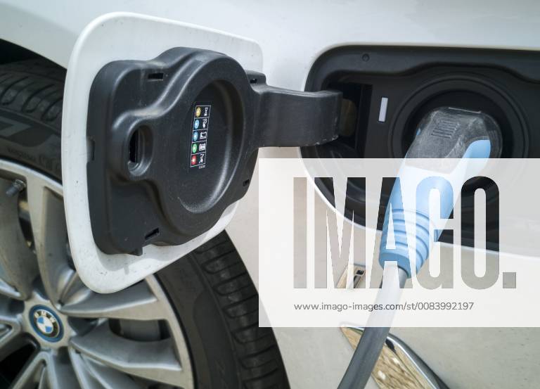 Golf, 30. BMW International Open, Golf Club Lärchenhof, Pulheim bei Köln am 22. Juni 2018 Ein BMW Elektroauto wird an einer Ladestation aufgeladen