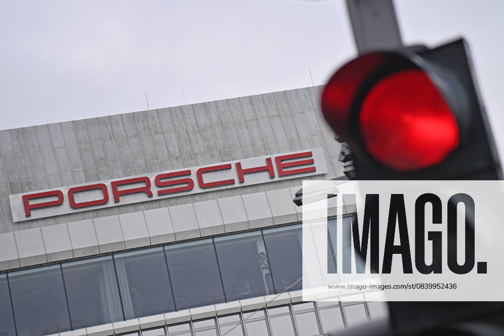 Porsche Zentrum Zuffenhausen am Porscheplatz in Stuttgart Zuffenhausen, Werk,Konzernzentrale,Porsche Schriftzug. Porsche Automobil Holding SE ,Rote Ampel,