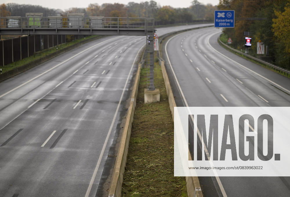 Sperrung der Autobahn A 3 in Nordrhein-Westfalen zwischen Kreuz Breitscheid und Kreuz Oberhausen, leere Autobahn, in Duisburg Deutschland am 09.11.2025