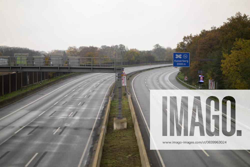 Sperrung der Autobahn A 3 in Nordrhein-Westfalen zwischen Kreuz Breitscheid und Kreuz Oberhausen, leere Autobahn, in Duisburg Deutschland am 09.11.2025