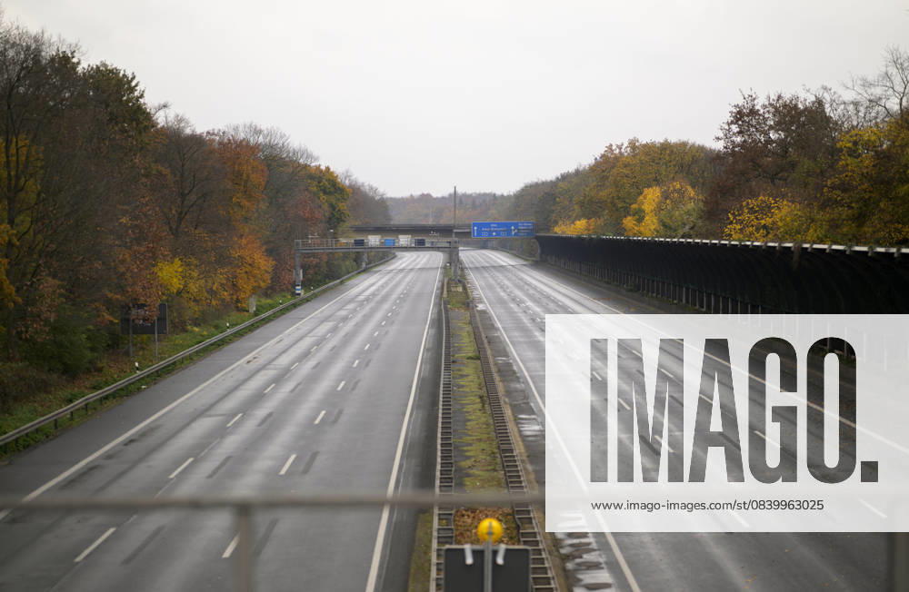 Sperrung der Autobahn A 3 in Nordrhein-Westfalen zwischen Kreuz Breitscheid und Kreuz Oberhausen, leere Autobahn, in Duisburg Deutschland am 09.11.2025