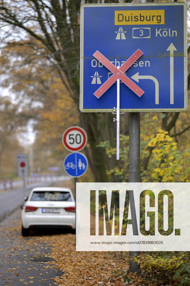 Sperrung der Autobahn A 3 in Nordrhein-Westfalen zwischen Kreuz Breitscheid und Kreuz Oberhausen, Autobahnschild Oberhausen gesperrt, Schild mit der Sperrung, in Duisburg Deutschland am 09.11.2025