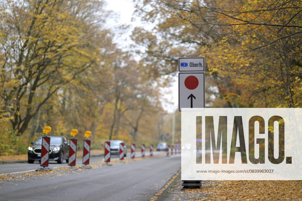 Sperrung der Autobahn A 3 in Nordrhein-Westfalen zwischen Kreuz Breitscheid und Kreuz Oberhausen, Schild mit der Umleitung in Richtung Oberhausen, in Duisburg Deutschland am 09.11.2025