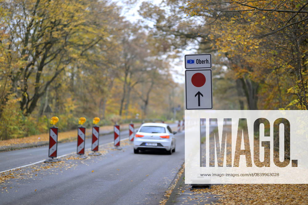 Sperrung der Autobahn A 3 in Nordrhein-Westfalen zwischen Kreuz Breitscheid und Kreuz Oberhausen, Schild mit der Umleitung in Richtung Oberhausen, in Duisburg Deutschland am 09.11.2025