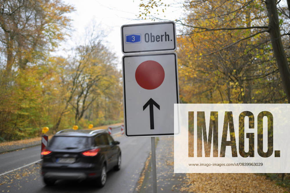 Sperrung der Autobahn A 3 in Nordrhein-Westfalen zwischen Kreuz Breitscheid und Kreuz Oberhausen, Schild mit der Umleitung in Richtung Oberhausen, in Duisburg Deutschland am 09.11.2025